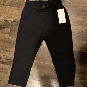NWT lululemon on the fly crop 23”
